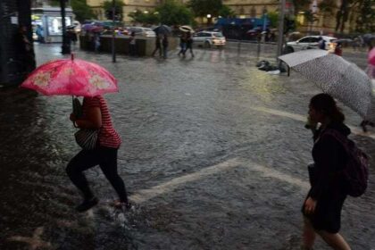 chuva-causa-caos-em-cidades-da-grande-sp:-veja-as-imagens-impressionantes