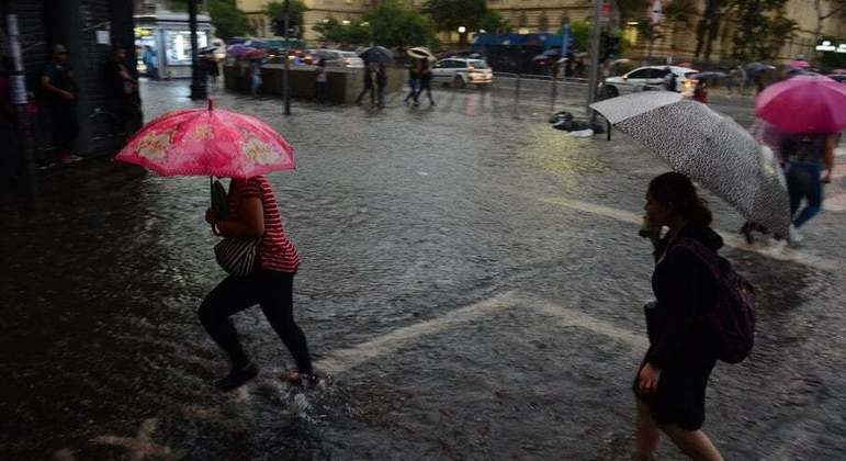 chuva-causa-caos-em-cidades-da-grande-sp:-veja-as-imagens-impressionantes