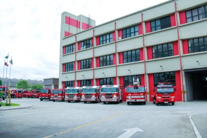 bombeiros-buscam-por-casal-desaparecido-apos-carro-ser-levado-pela-chuva-em-suzano-(sp)