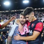 jogadores-do-newell’s-fazem-fila-para-tirar-foto-com-messi;-video