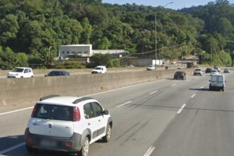 carreta-tomba-e-bloqueia-rodovia-fernao-dias-em-sp