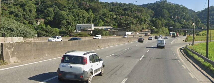 carreta-tomba-e-bloqueia-rodovia-fernao-dias-em-sp