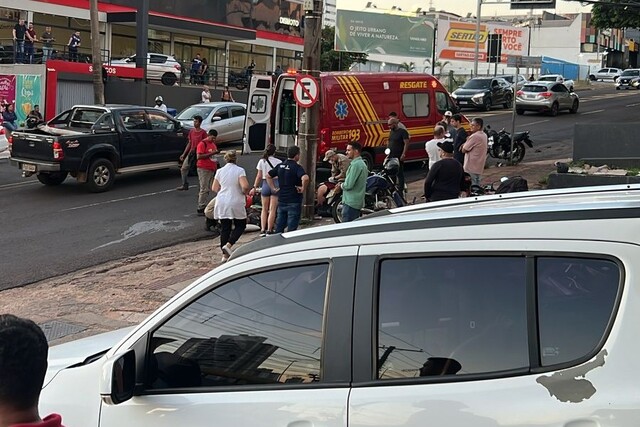 imagens-de-seguranca-mostram-motociclista-e-garupa-“voando”,-apos-acidente