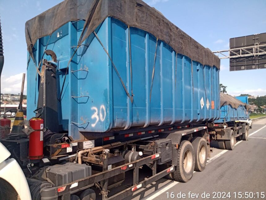 carreta-colide-com-defensa-metalica-e-bloqueia-parcialmente-rodoanel-em-itaquaquecetuba