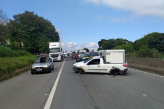 veiculo-colide-com-mureta-na-rodovia-dutra-em-aparecida