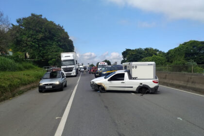 veiculo-colide-com-mureta-na-rodovia-dutra-em-aparecida