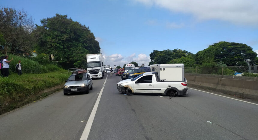 veiculo-colide-com-mureta-na-rodovia-dutra-em-aparecida