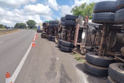 carreta-tomba-na-rodovia-raposo-tavares-em-presidente-prudente