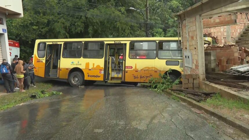 belo-horizonte-(mg):-onibus-da-linha-308-bate-em-muro-na-regiao-do-barreiro-e-deixa-feridos