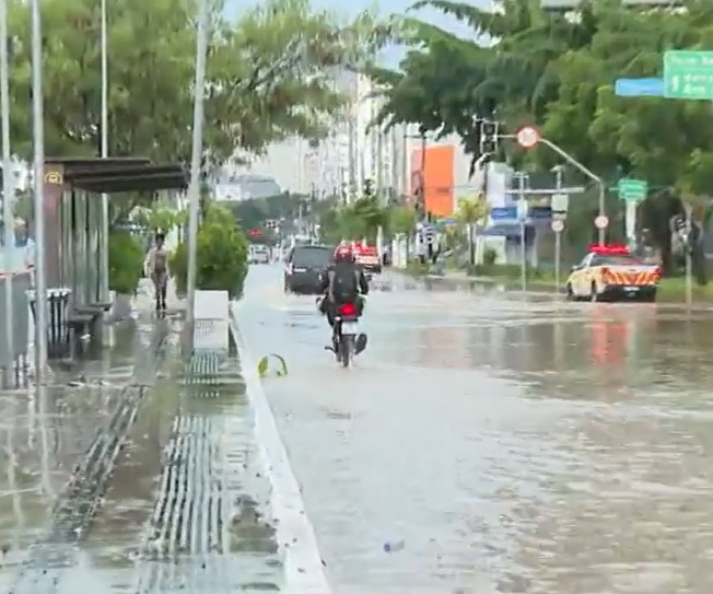 alagamento-na-avenida-marques-de-sao-vicente-na-barra-funda