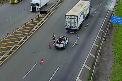 caminhao-com-pane-bloqueia-parcialmente-rodovia-dom-pedro-i