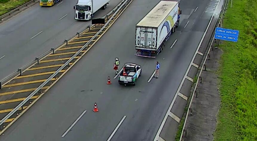 caminhao-com-pane-bloqueia-parcialmente-rodovia-dom-pedro-i