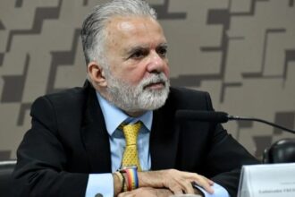 embaixador-em-israel-volta-ao-brasil-e-aguarda-reuniao-para-tratar-crise-diplomatica