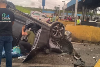 carro-capota-e-deixa-feridos-na-br-324-em-amelia-rodrigues