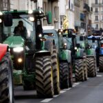 agricultores-franceses-invadem-feira-agricola-em-paris-e-protestam-contra-macron