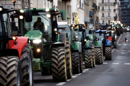 agricultores-franceses-invadem-feira-agricola-em-paris-e-protestam-contra-macron