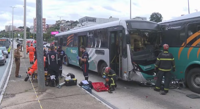 colisao-entre-onibus-do-move-metropolitano-e-taxi-deixa-feridos-em-bh