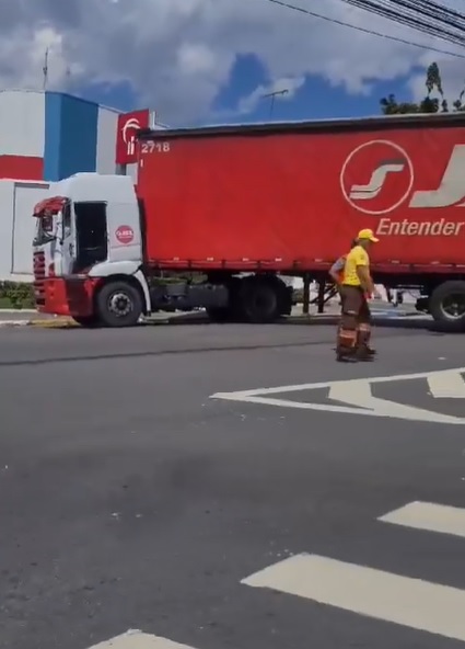 caminhao-em-“l”-na-rua-pedro-parejo-rojas-em-taboao-da-serra