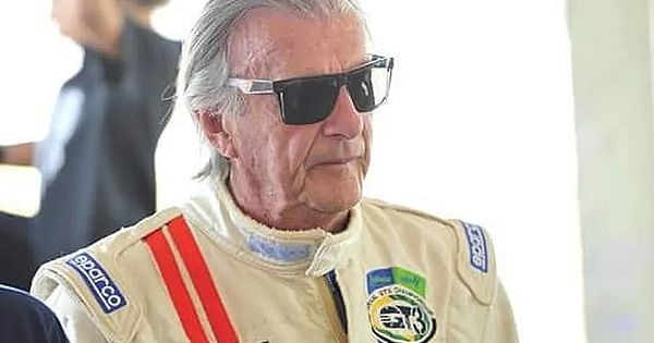 corpo-de-wilson-fittipaldi,-ex-piloto-de-f-1,-e-homenageado-em-pista-de-interlagos