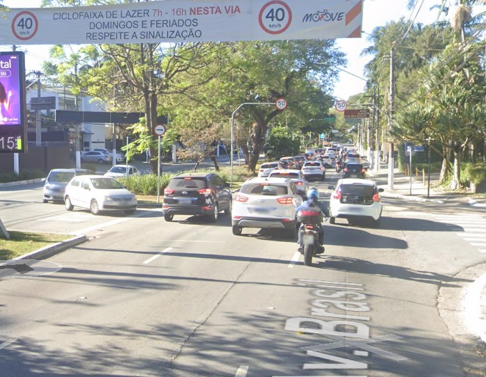 acidente-entre-carro-e-moto-deixa-homem-ferido-na-avenida-brasil