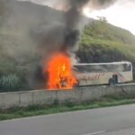 onibus-pega-fogo-e-interdita-rodovia-fernao-dias-em-extrema