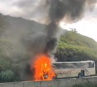 onibus-pega-fogo-e-interdita-rodovia-fernao-dias-em-extrema