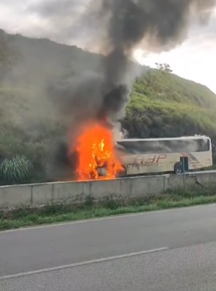 onibus-pega-fogo-e-interdita-rodovia-fernao-dias-em-extrema