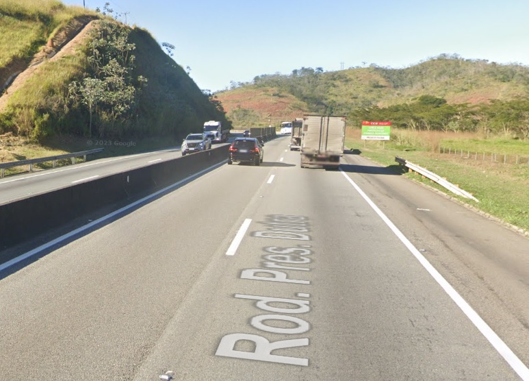 veiculo-colide-com-barreira-de-concreto-na-rodovia-dutra-em-lavrinhas