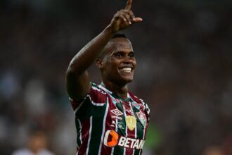 campeao!-fluminense-vence-ldu-em-jogo-com-final-dramatico-e-conquista-recopa