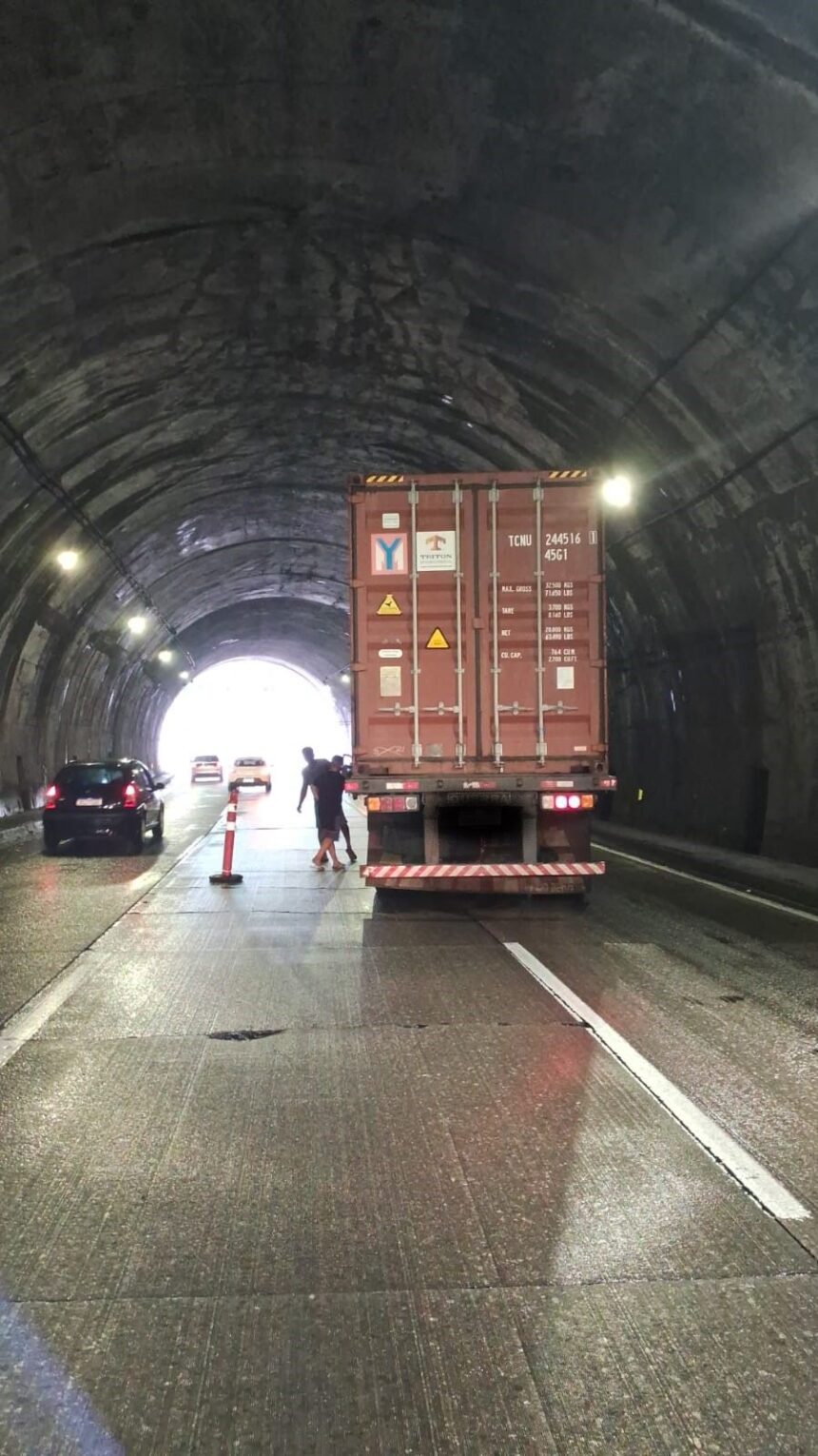 carreta-com-pane-mecanica-causa-lentidao-na-rodovia-dos-imigrantes