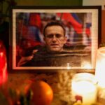 russos-fazem-fila-para-por-flores-em-tumulo-de-navalny-e-o-saudam-como-simbolo-de-esperanca