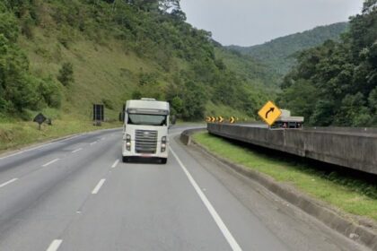 colisao-envolvendo-veiculos-interdita-rodovia-regis-bittencourt-em-miracatu