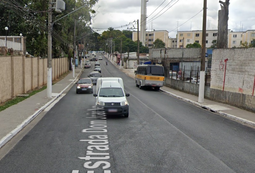 automovel-colide-com-muro-e-deixa-um-ferido-na-estrada-dom-joao-nery