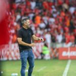 inter-contrata-profissional-para-melhorar-gramado-do-beira-rio-apos-reclamacoes-de-coudet