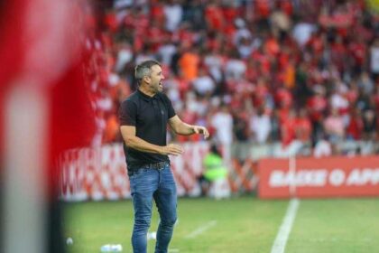 inter-contrata-profissional-para-melhorar-gramado-do-beira-rio-apos-reclamacoes-de-coudet