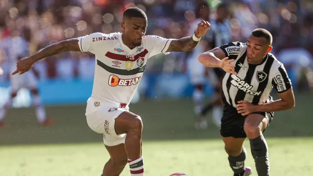 douglas-costa-tem-lesao-constatada-e-deve-desfalcar-o-fluminense-no-carioca