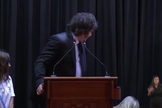 estudante-desmaia-durante-discurso-de-javier-milei-em-escola;-veja-o-momento