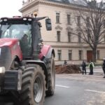 agricultores-tchecos-cobrem-ruas-de-praga-de-estrume-em-protestos