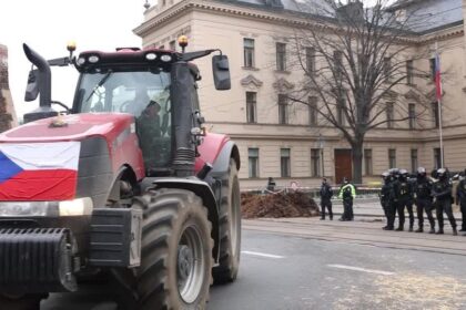 agricultores-tchecos-cobrem-ruas-de-praga-de-estrume-em-protestos