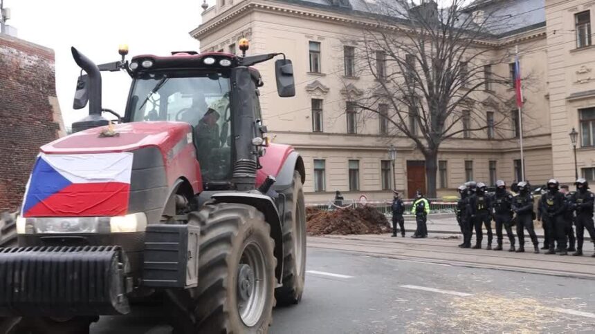 agricultores-tchecos-cobrem-ruas-de-praga-de-estrume-em-protestos