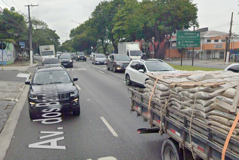 acidente-entre-moto-e-automovel-deixa-homem-ferido-na-avenida-dos-bandeirantes