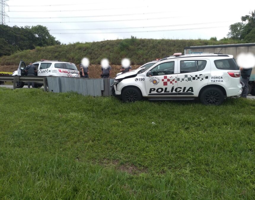 utilitario-colide-com-atenuador-de-impacto-no-rodoanel-em-sp