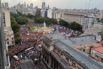 em-alerta-por-ameacas-e-retrocessos,-feministas-argentinas-marcham-contra-politicas-de-milei