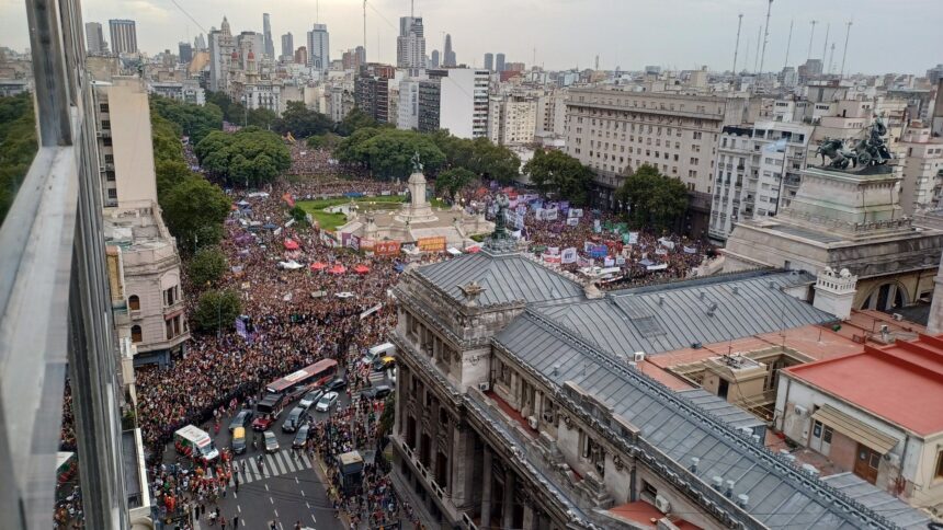 em-alerta-por-ameacas-e-retrocessos,-feministas-argentinas-marcham-contra-politicas-de-milei