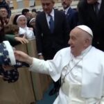 papa-francisco-aparenta-melhora-na-saude-em-visita-a-paroquia-de-roma