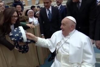 papa-francisco-aparenta-melhora-na-saude-em-visita-a-paroquia-de-roma