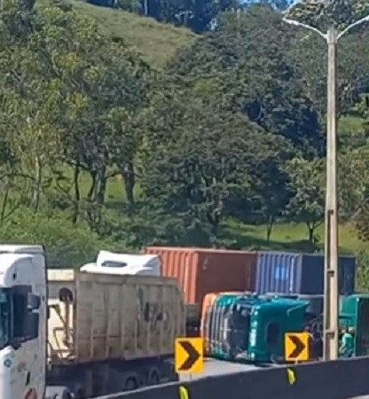 tombamento-de-veiculo-na-rodovia-fernao-dias-em-cambui