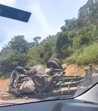 carreta-tomba-e-deixa-um-ferido-na-rodovia-fernao-dias-em-brumadinho