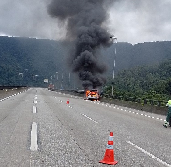 automovel-pega-fogo-na-rodovia-dos-imigrantes-em-cubatao