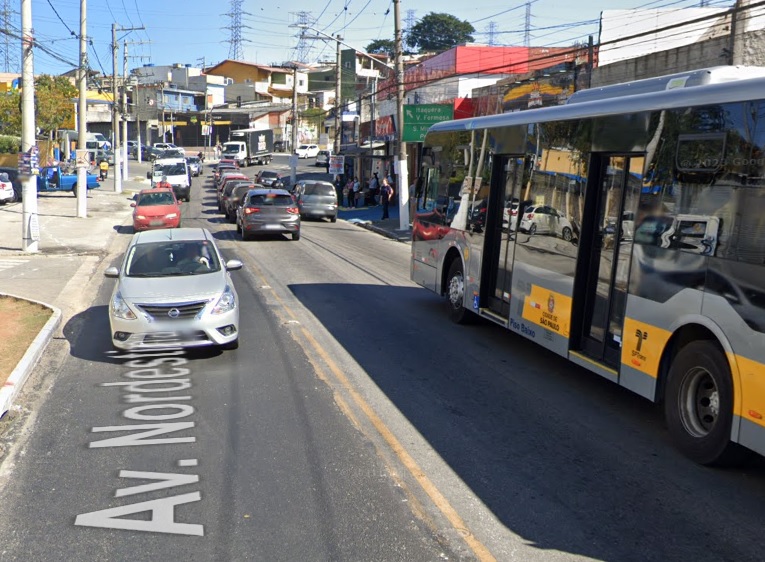 colisao-entre-moto-e-automovel-na-avenida-nordestina